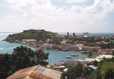 Kale ve kruvaziyer gemisiyle St. George's limanı