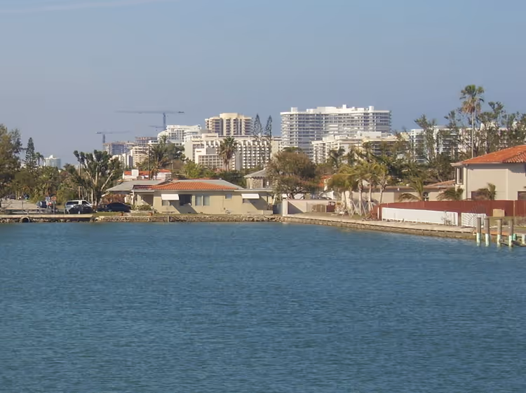 Surfside'de su ve yüksek binalarla kıyı manzarası