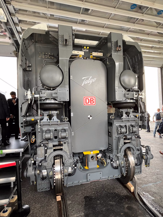 Einde van een Talgo 230-rijtuig met wielstel