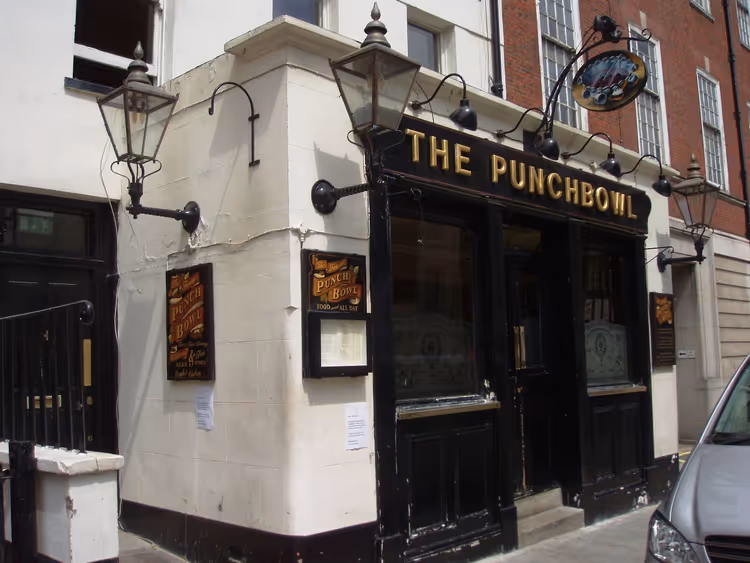 Hjørnebygningen til The Punchbowl pub i Mayfair