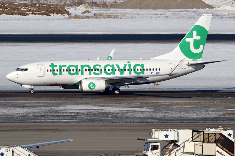 Transavia Boeing 737 på et snødekt flyfelt