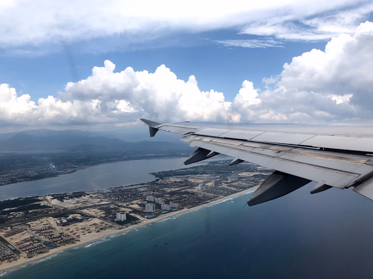 Den lange Cam Ranh-stranden mellom lagunen og havet sett ovenfra