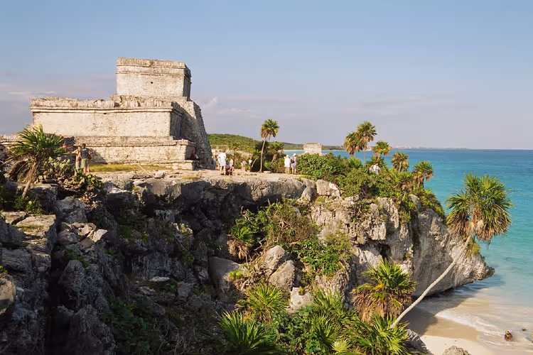 Deniz kenarında kayalık üzerindeki Tulum harabeleri