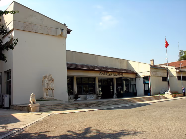 Gevel van het Archeologisch Museum van Antalya met bord