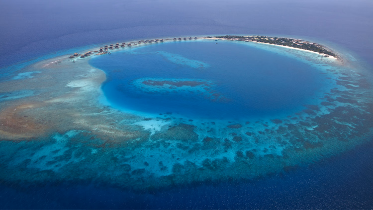 Luchtfoto van Vagaru Island en het ringvormige rif
