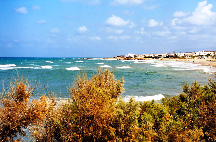 Strand van Kato Gouves en golven langs de kust