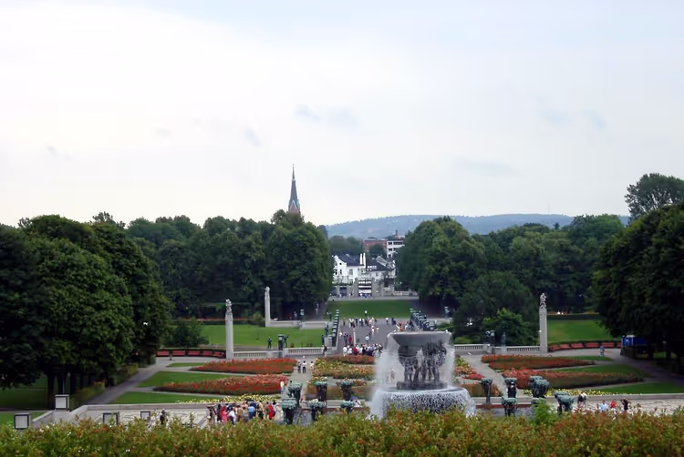 Vigeland Heykel Parkı'nda çeşme ve patikalar