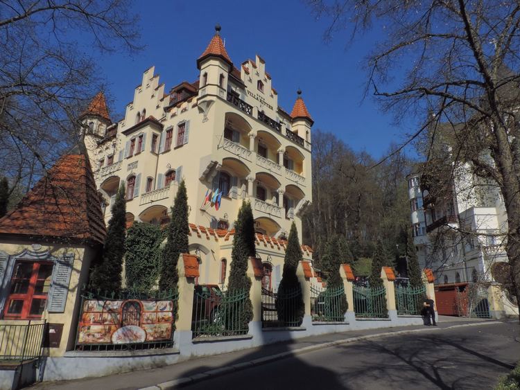 Güneşli bir günde kuleli Villa Ritter