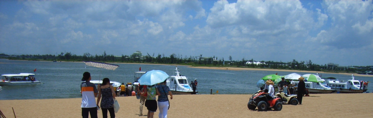 Zandstrand en boten op de Wanquan-rivier