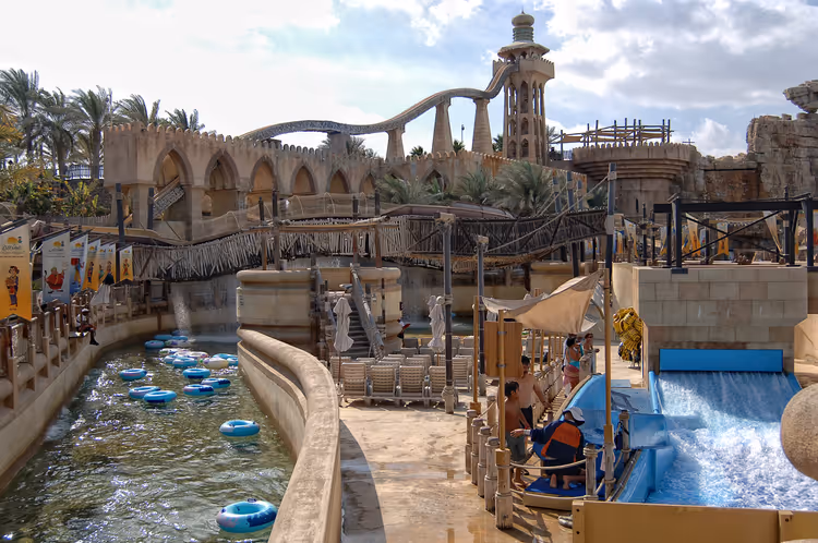 Wild Wadi Waterpark med sklier og elv med strøm
