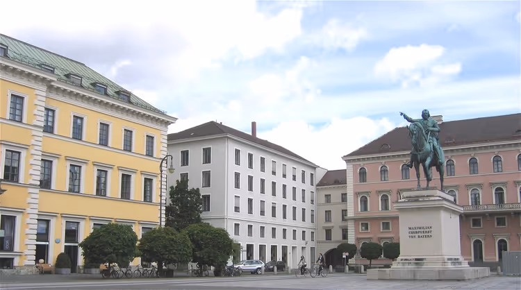 Atlı anıt ve binalarla Wittelsbacherplatz
