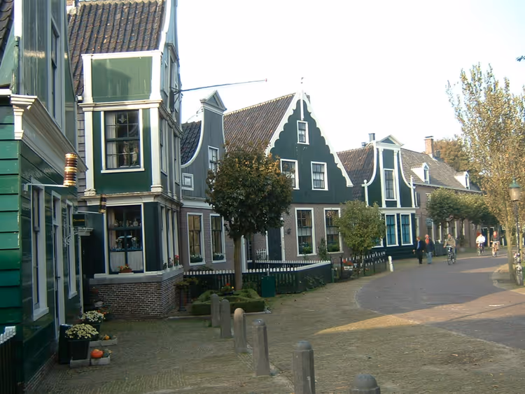 Grønne trehus langs gaten i Zaanse Schans