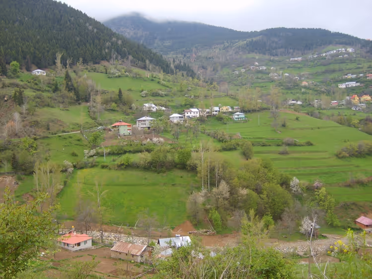 Aldeia de montanha de Zigana entre colinas verdes