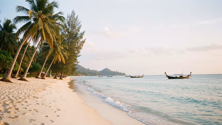 Phuket plajları: yüzme, sörf ve aile tatilleri için 25 sahil