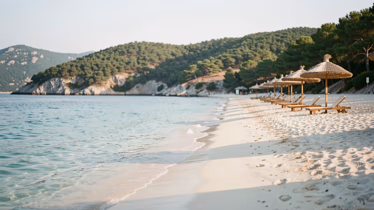 Karadağ'da çakıl değil kum nerede var: deniz tatili için 10 tatil yeri