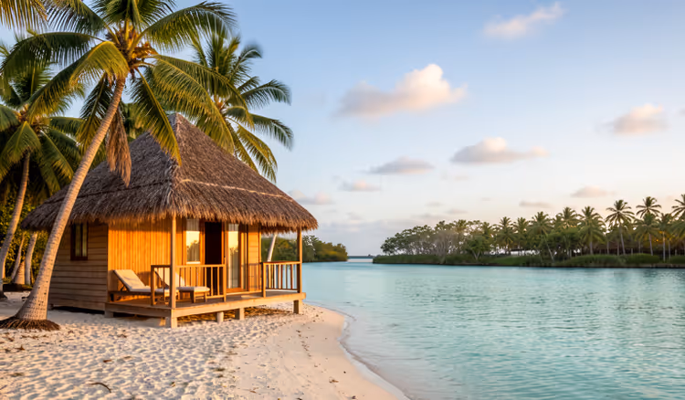 Bungalow onder palmbomen aan de lagune