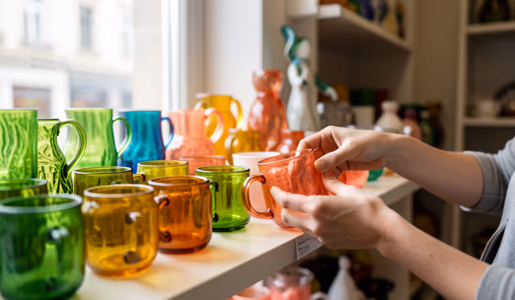 Glasssuvenirer på en hylle i en suvenirbutikk
