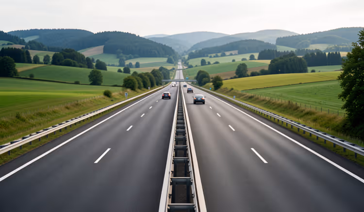 Meerbaanssnelweg door glooiende heuvels