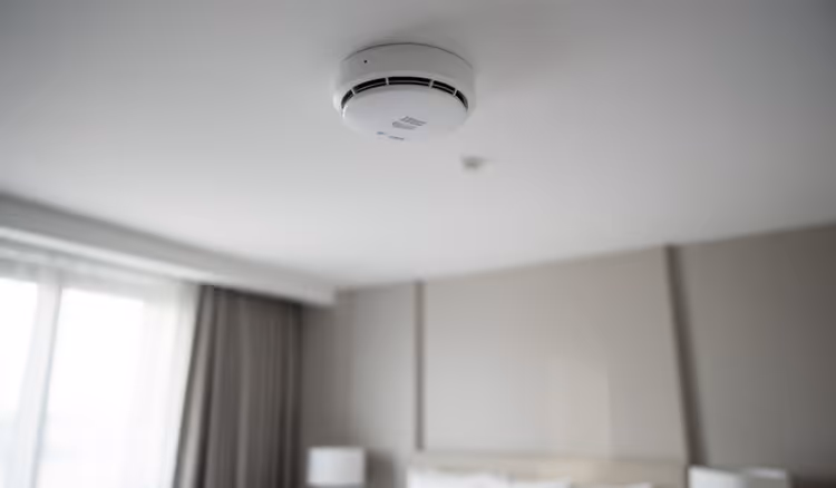 Rookmelder aan het plafond van een hotelkamer