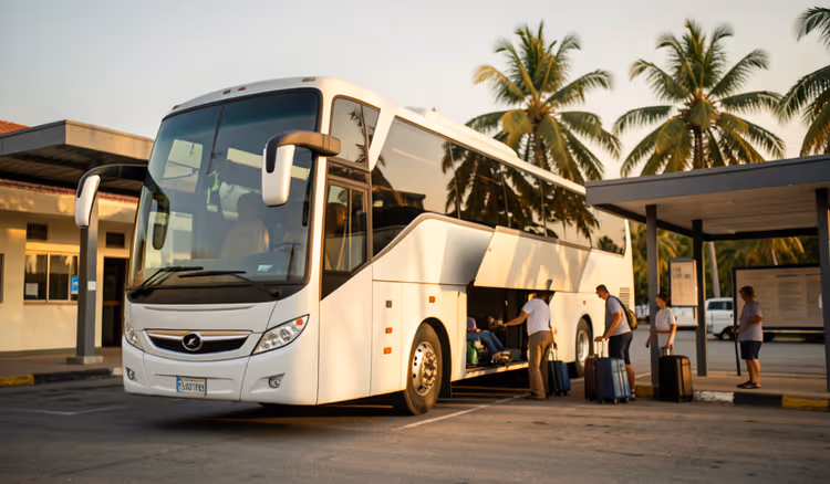 Öffentlicher Bus an einer Haltestelle nahe dem Flughafen