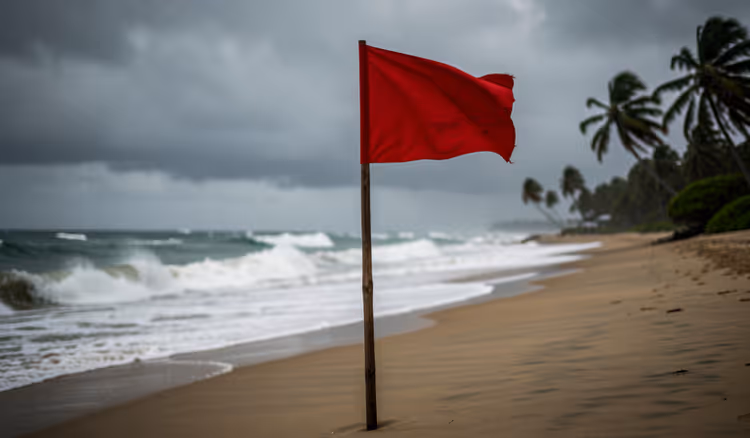 Rote Flagge an einem Strand während eines Sturms