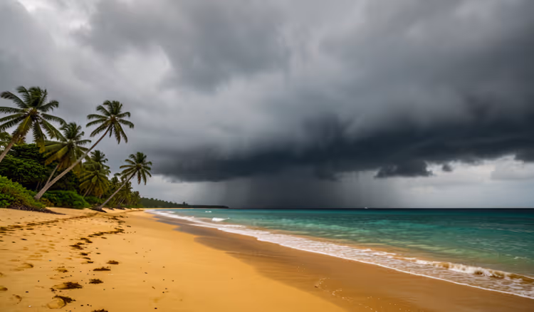 Monsunwolken über einem tropischen Strand