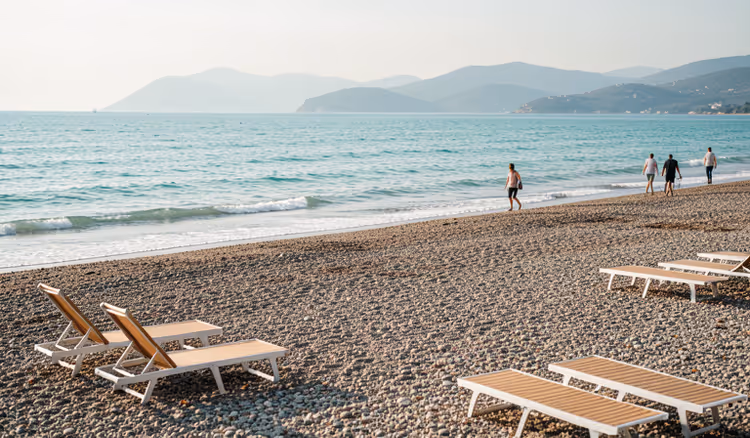 Ruhiger Kiesstrand im September