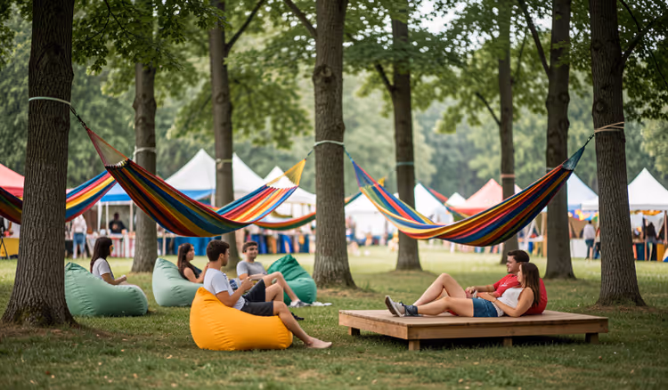 Hängematten und Loungebereich auf einem Festival