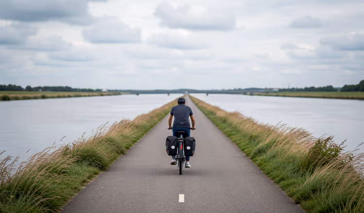 Ciclovia ao longo de um rio largo com vento