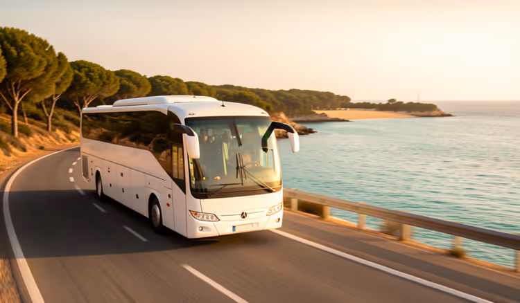 Bus auf einer Straße entlang einer Meeresbucht