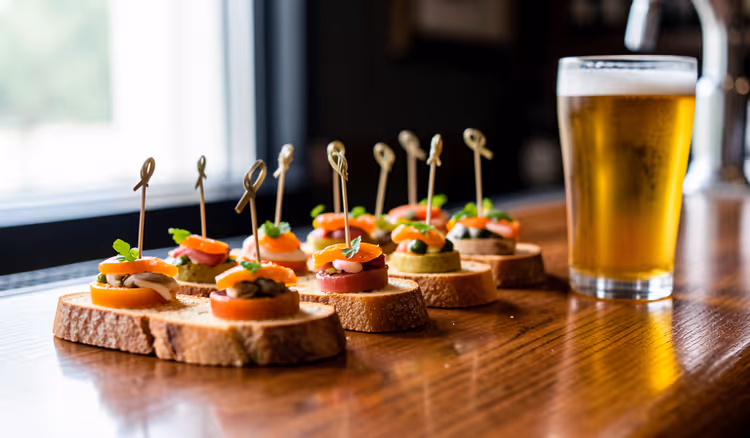 Pinchos su fette di pane sul bancone di un bar