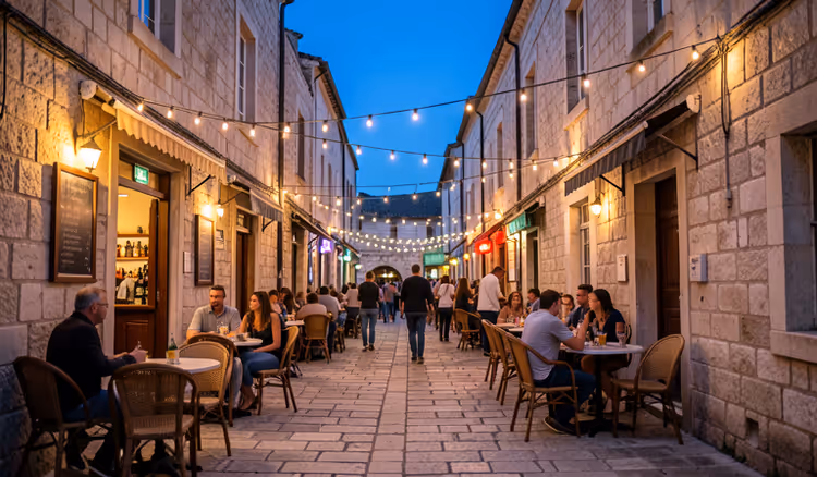 Abendliche Bars in einer Altstadtgasse