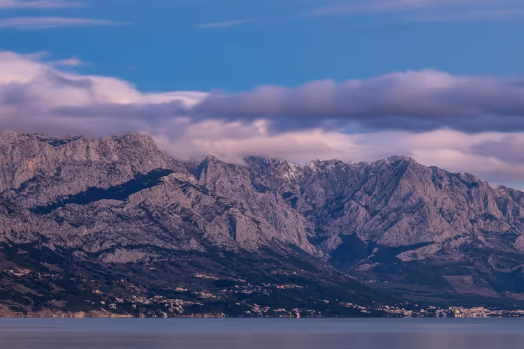 Monts Biokovo au-dessus de la mer Adriatique en Dalmatie