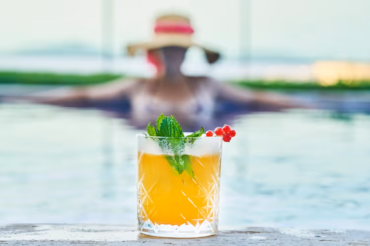 Cocktail med mynte ved hotellets bassengkant