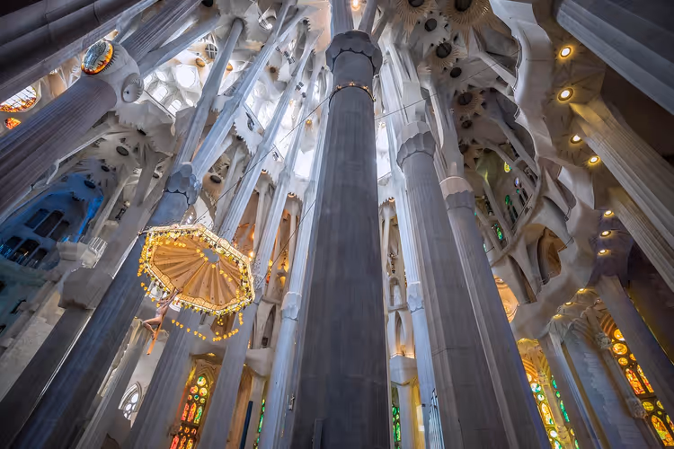 Interiøret i Sagrada Familia-basilikaen med Gaudisøyler