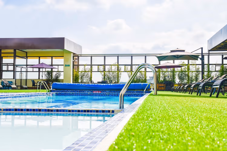 Şezlonglarla donatılmış resort otel açık havuzu