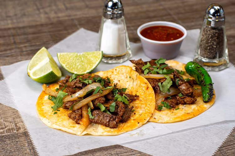 Taco's met rundvlees en limoen op een tafel