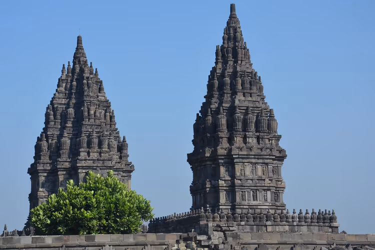 Antichi templi in pietra di Prambanan a Giava