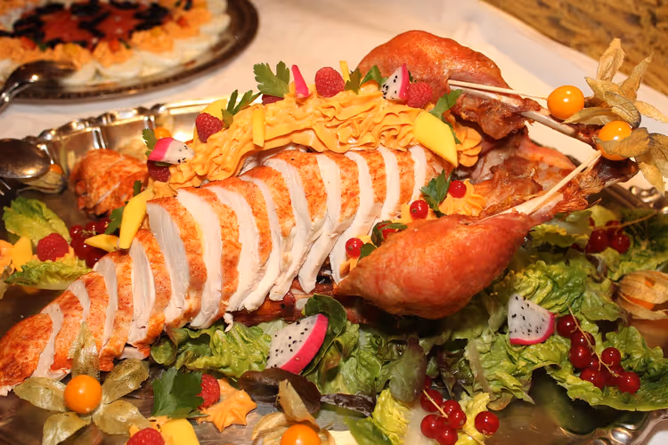 Grote schaal met gesneden gerechten en bijgerechten bij een buffet