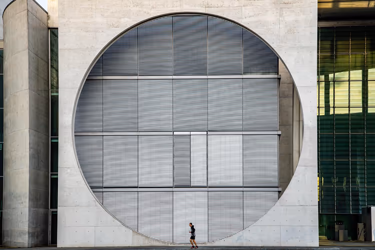 Rundes Fenster in der Fassade des Lüders-Hauses in Berlin