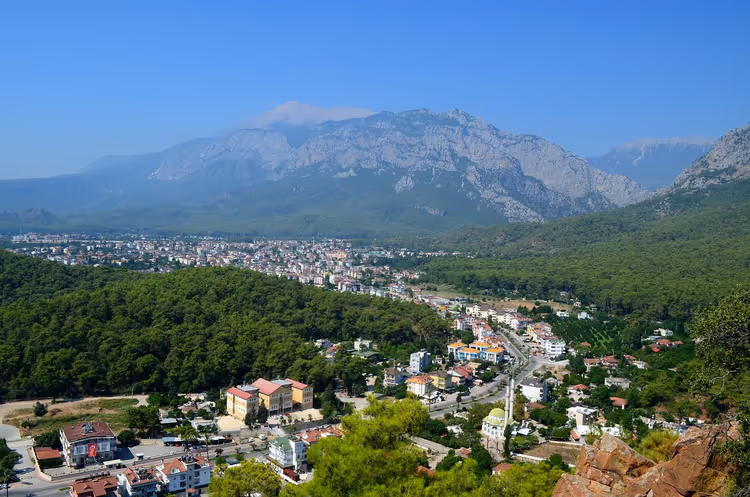 Panorama av Kemer med fjell og grøntområder