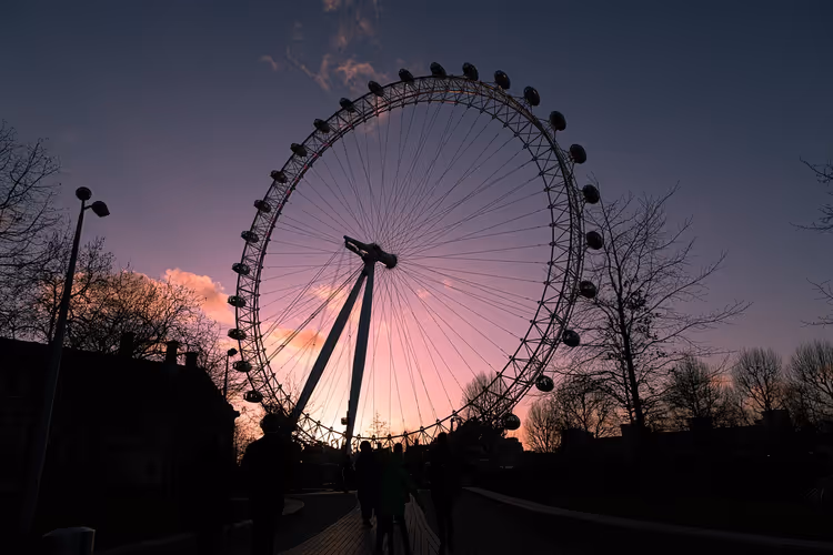 De silhouet van de London Eye tegen de zonsondergang