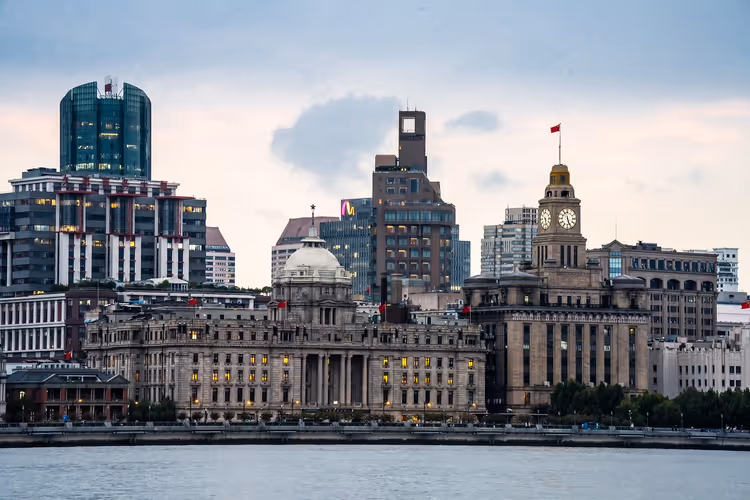 Abendstimmung am Bund mit historischen Gebäuden in Shanghai