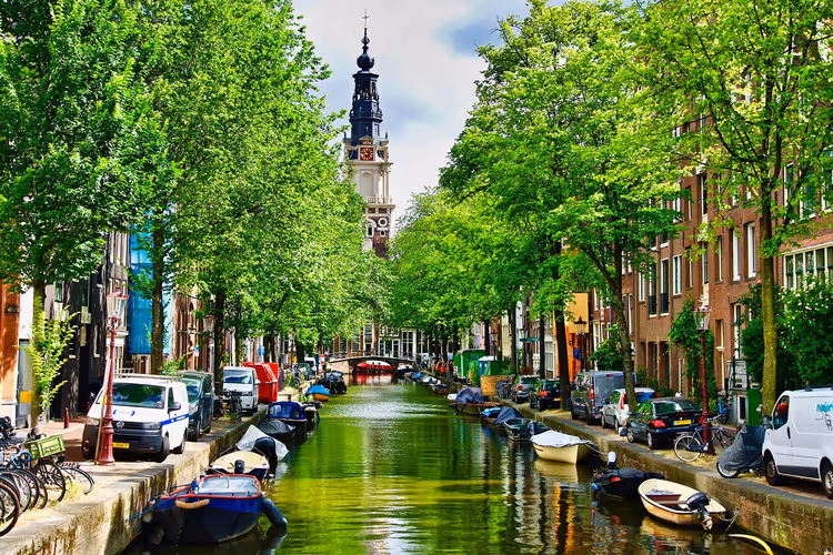 Amsterdamer Gracht mit Booten und einer Kirche