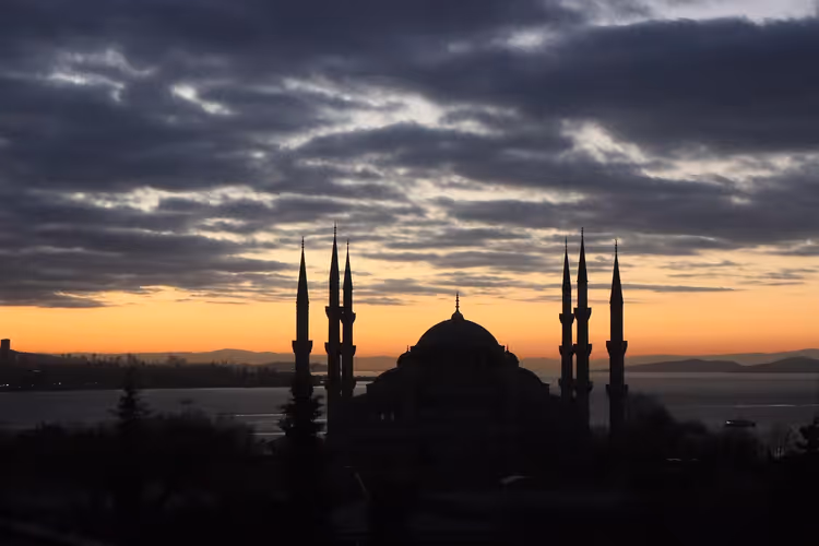 Silhouet van de Blauwe Moskee met minaretten bij zonsopgang