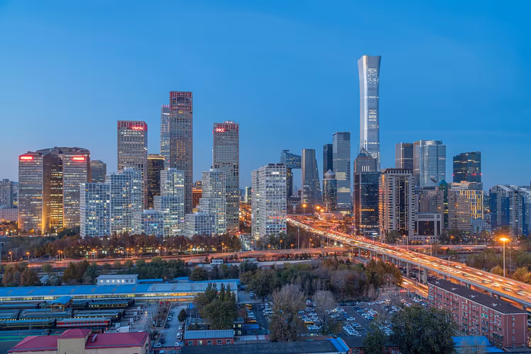 Avondpanorama van Peking met verlichte wolkenkrabbers