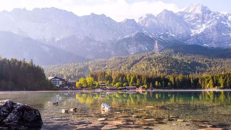 Eibsee mit dem verschneiten Zugspitzmassiv im Hintergrund