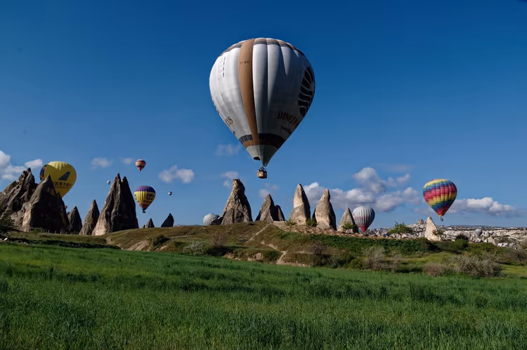 Kapadokya'nın kaya oluşumları üzerinde sıcak hava balonları