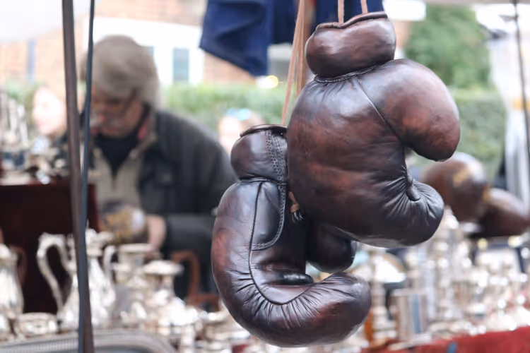 vintage leren bokshandschoenen op een vlooienmarkt