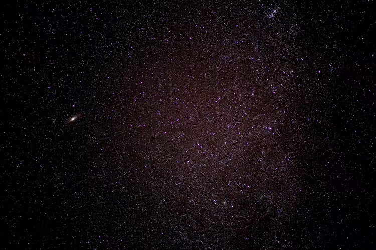 Sternenhimmel mit einer fernen Galaxie und vielen Sternen